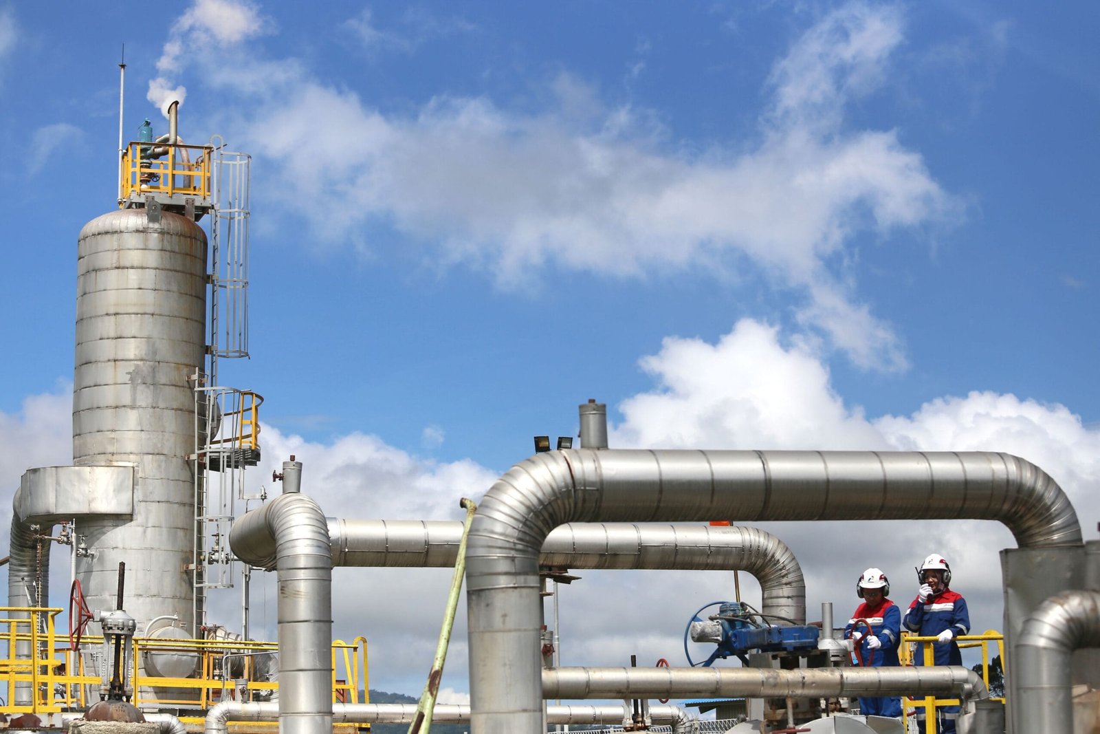 Modern gas plant operations with engineers